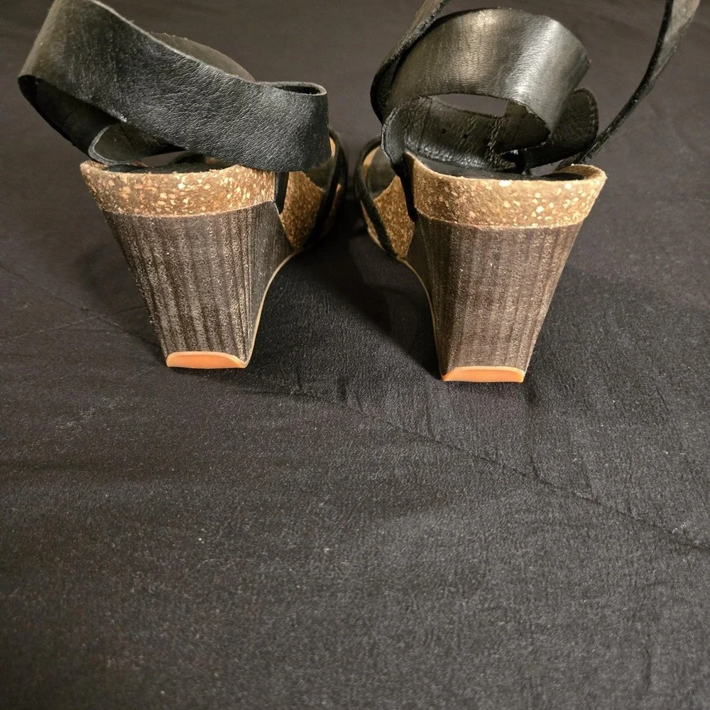 Tsubo Sandals Womens Size 8 Black Leather Strappy Ankle Strap Wedge Heel Comfort